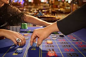 Pengguna membaca panduan Blackjack mobile